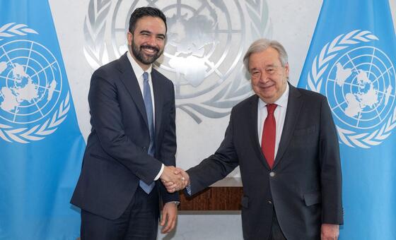 الأمين العام للأمم المتحدة أنطونيو غوتيريش (يمين) يلتقي زهران ممداني، عمدة مدينة نيويورك - المدينة المضيفة للمقر الدائم للأمم المتحدة.